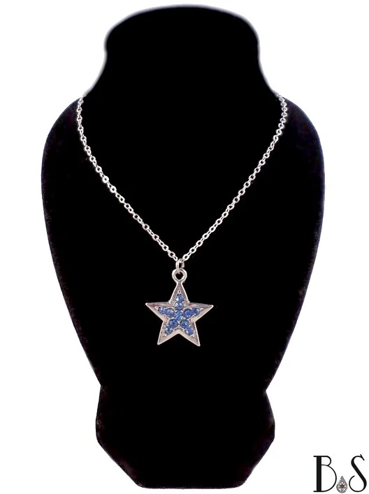 Collier à pendentif étoile argentée sertie de strass
