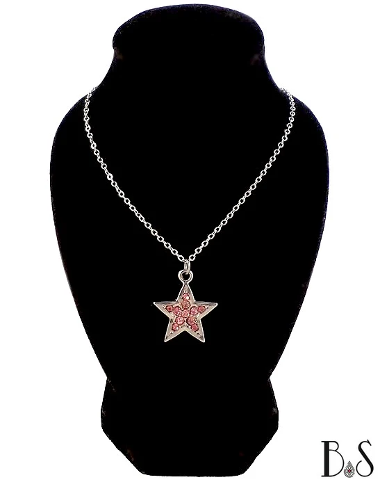 Collier à pendentif étoile argentée sertie de strass