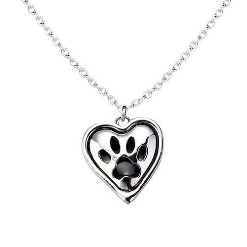 Collier à pendentif coeur à empreinte de patte de chien noire