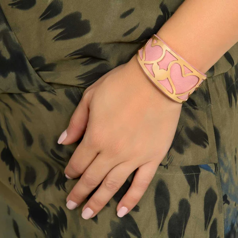 Manchette Cleo en laiton doré + cuir synthétique rose