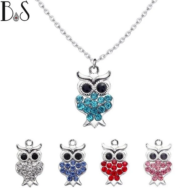 Collier à pendentif hibou argenté serti de strass