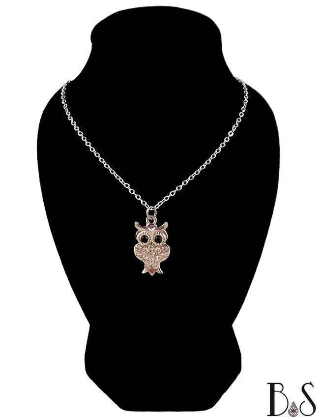 Collier à pendentif hibou argenté serti de strass