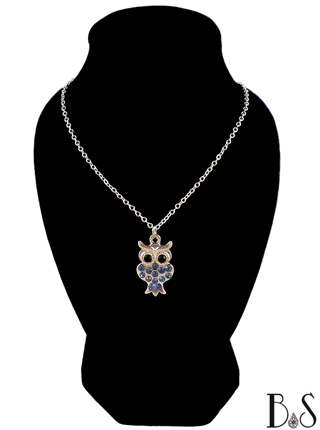 Collier à pendentif hibou argenté serti de strass
