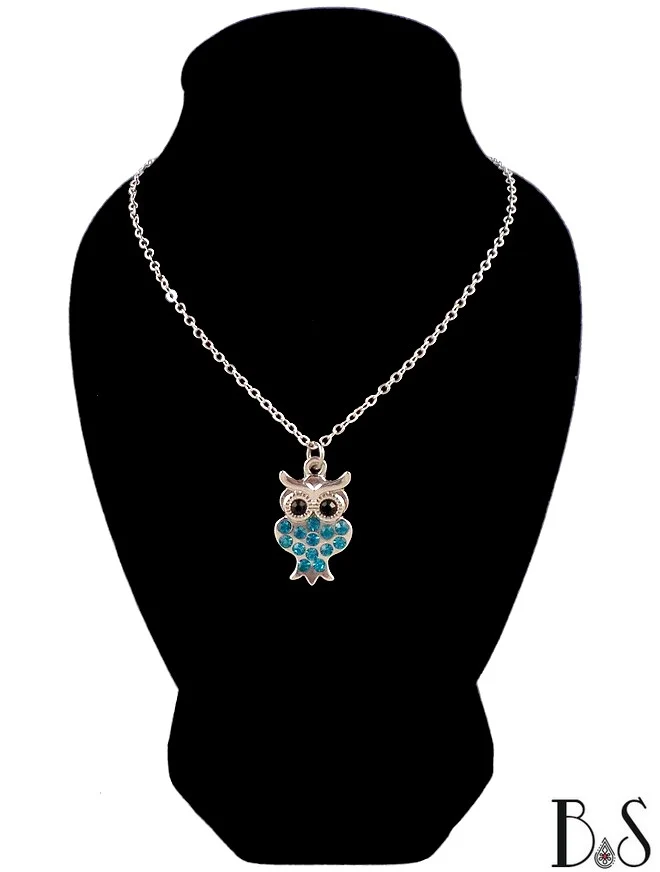 Collier à pendentif hibou argenté serti de strass