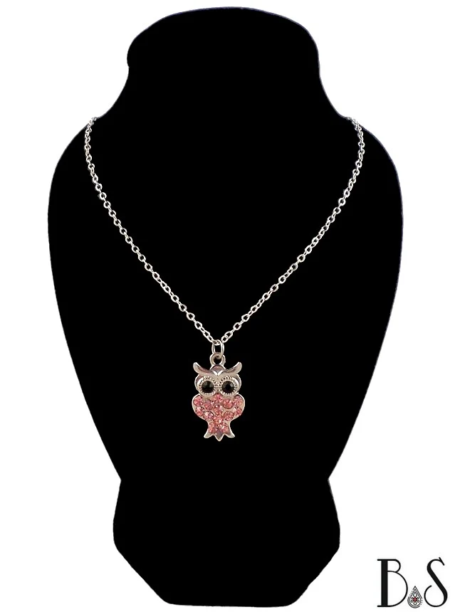 Collier à pendentif hibou argenté serti de strass
