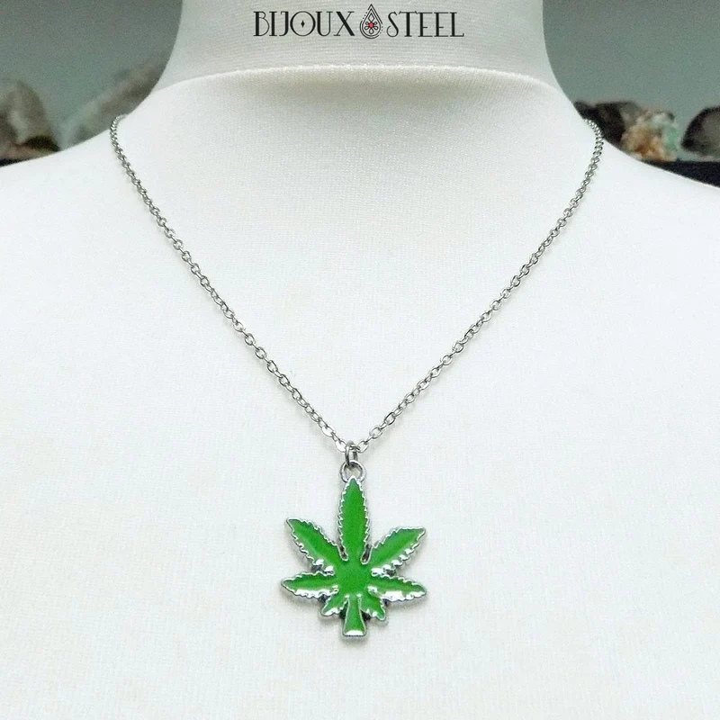 Collier à pendentif feuille de cannabis verte et argentée