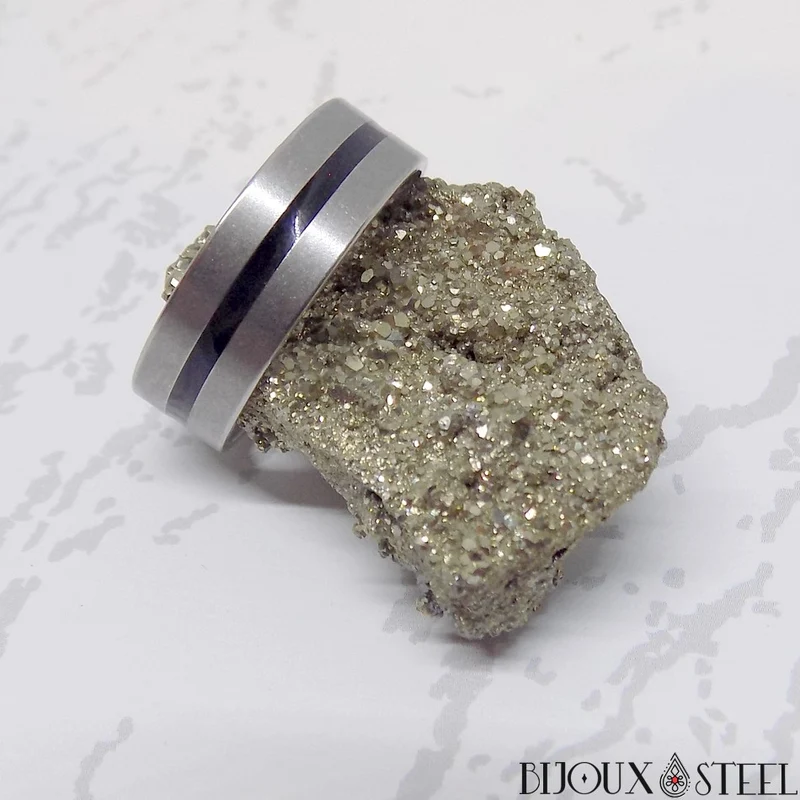 Bague homme argentée à bande noire en acier inoxydable