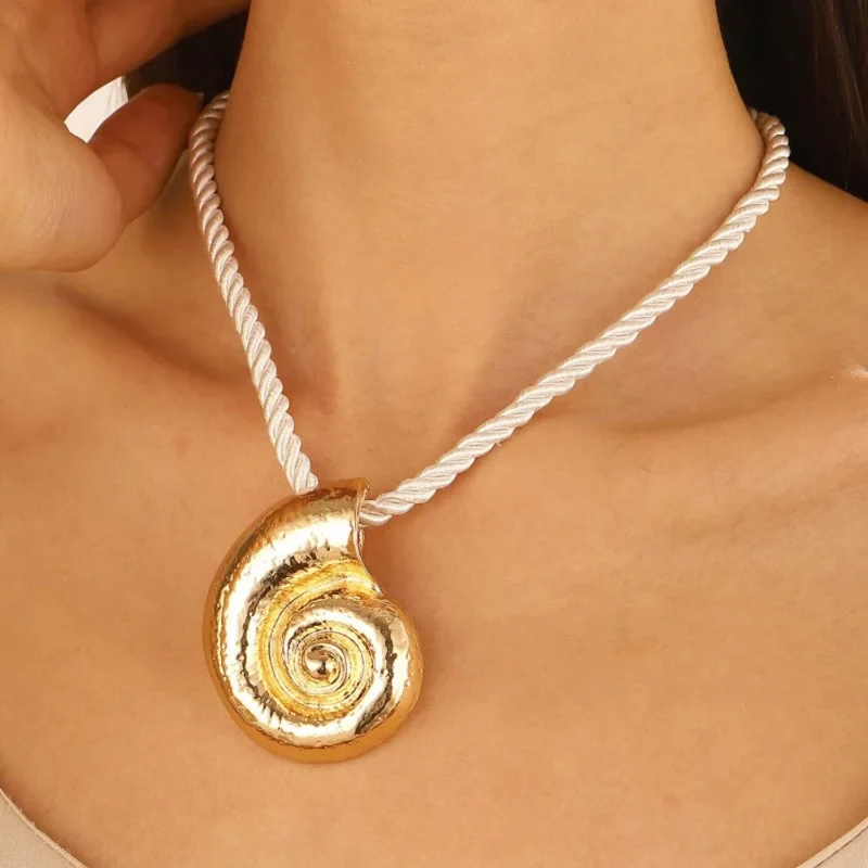 Collier Corde Coquillage Spirale
