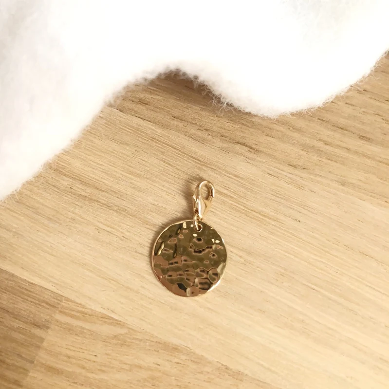Charm "Médaille martelée 15mm" plaqué or