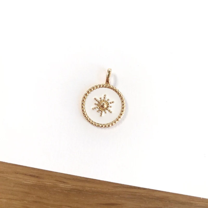 Pendentif "Soleil" blanc plaqué or
