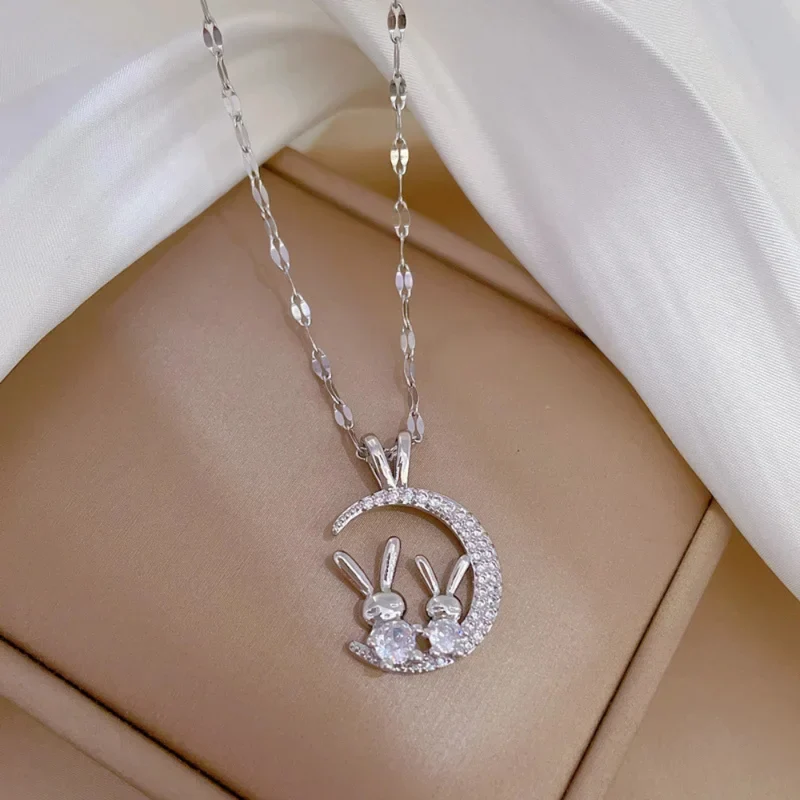 Collier Lapins sur Lune et Strass