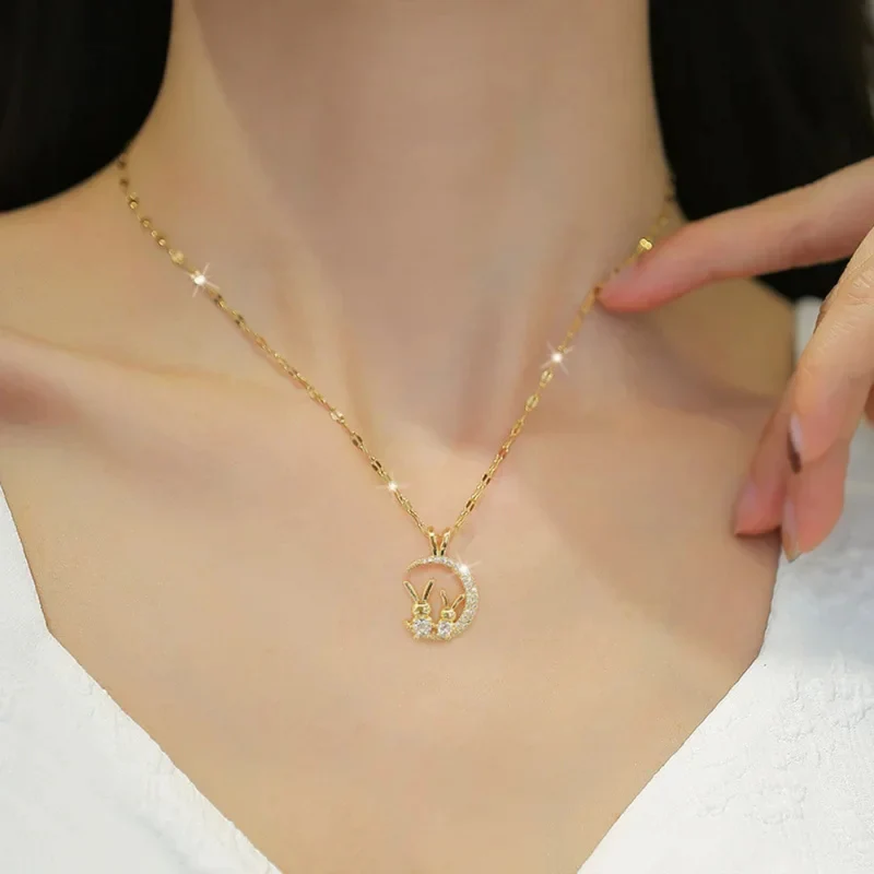 Collier Lapins sur Lune et Strass