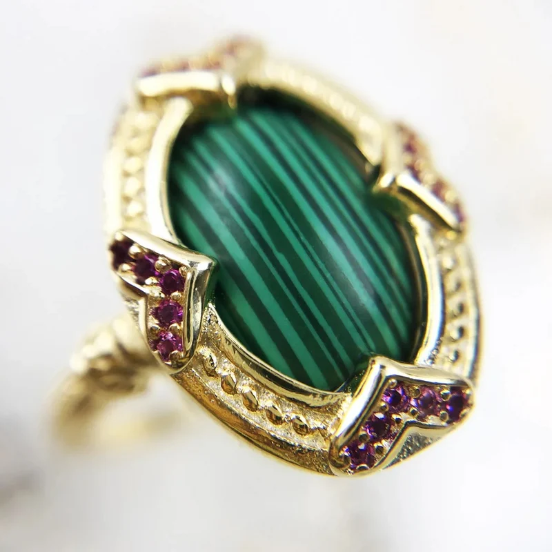 Bague Pierre Verte et Cœurs