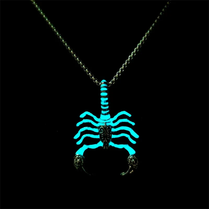 Collier Scorpion Lumineux
