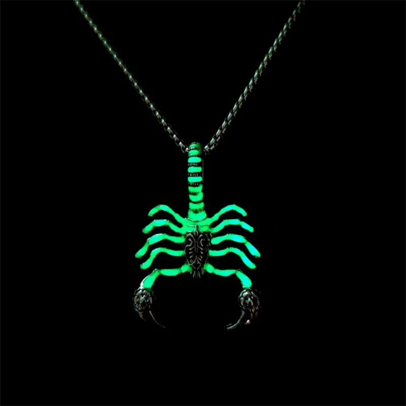 Collier Scorpion Lumineux