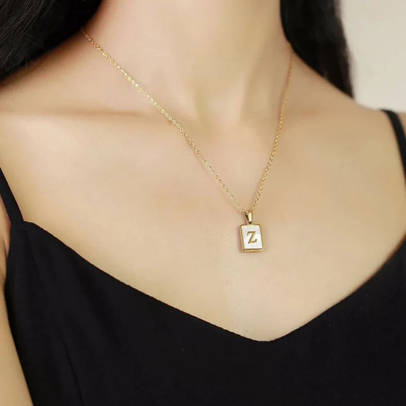 Collier Initiale Q Nacre