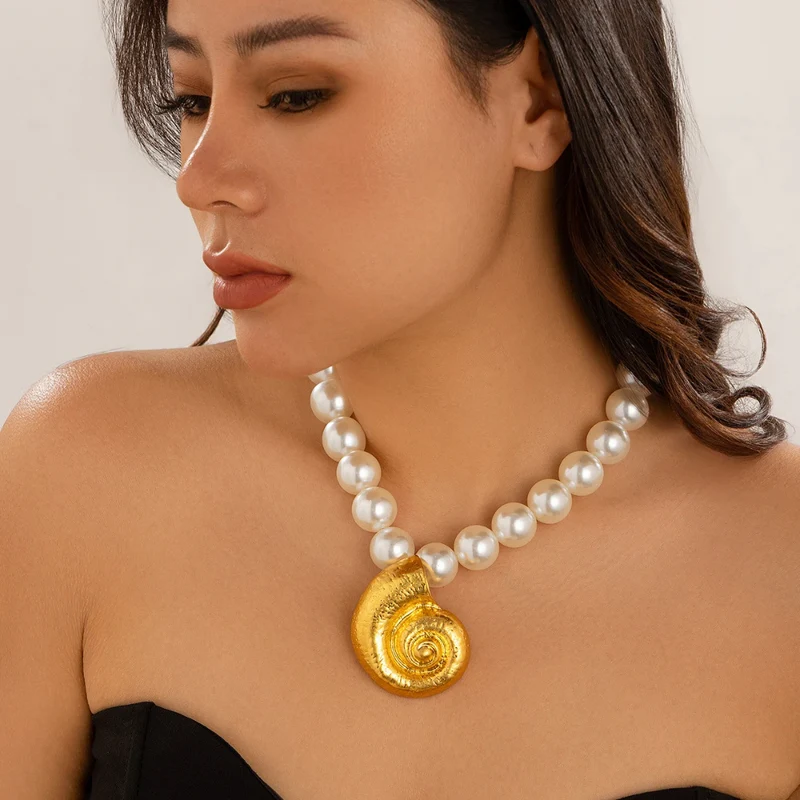 Collier Perles Blanches et Escargot