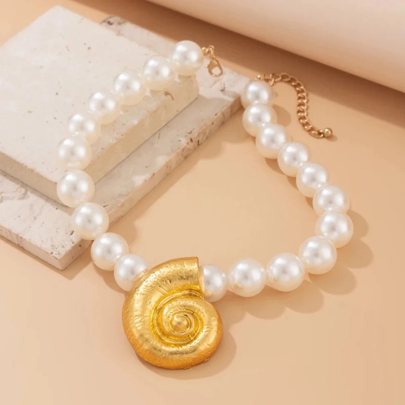 Collier Perles Blanches et Escargot