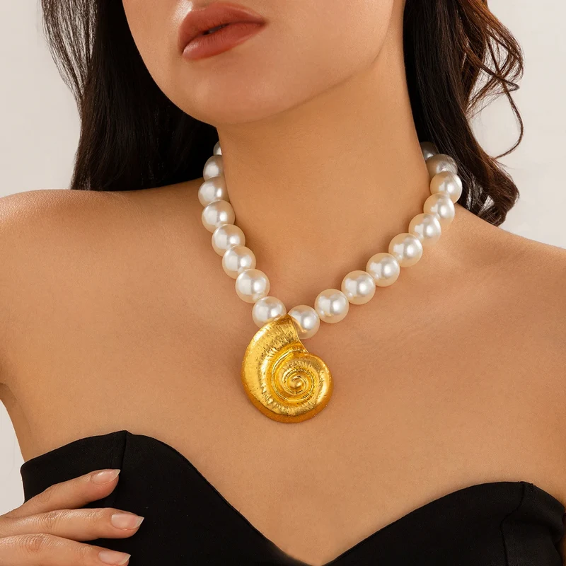 Collier Perles Blanches et Escargot