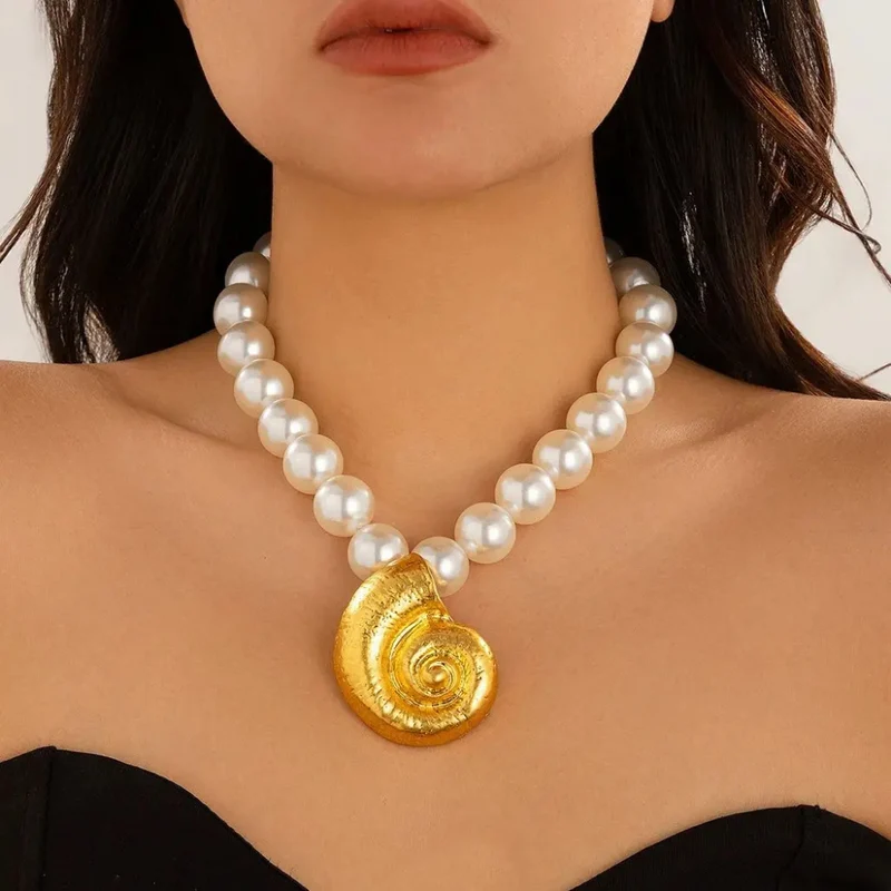 Collier Perles Blanches et Escargot