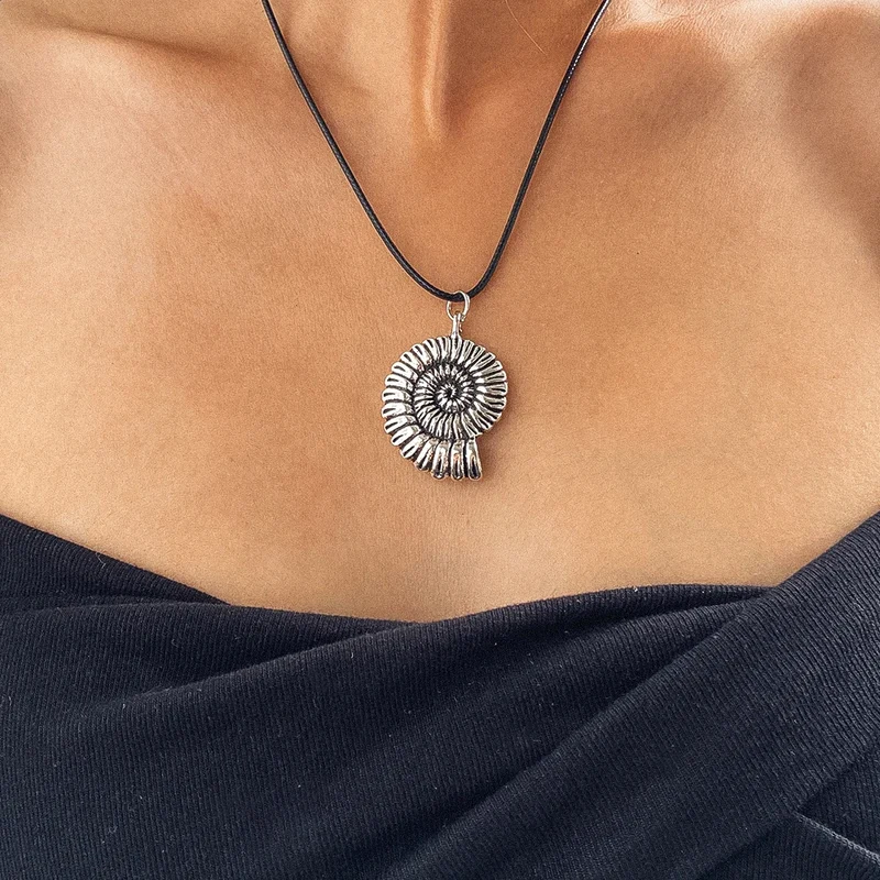 Collier Escargot Simili-Cuir