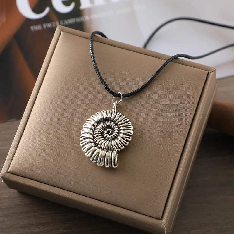 Collier Escargot Simili-Cuir
