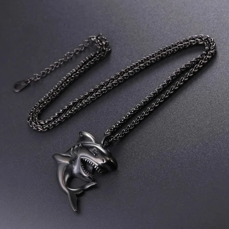 Collier Pendentif Requin Noir