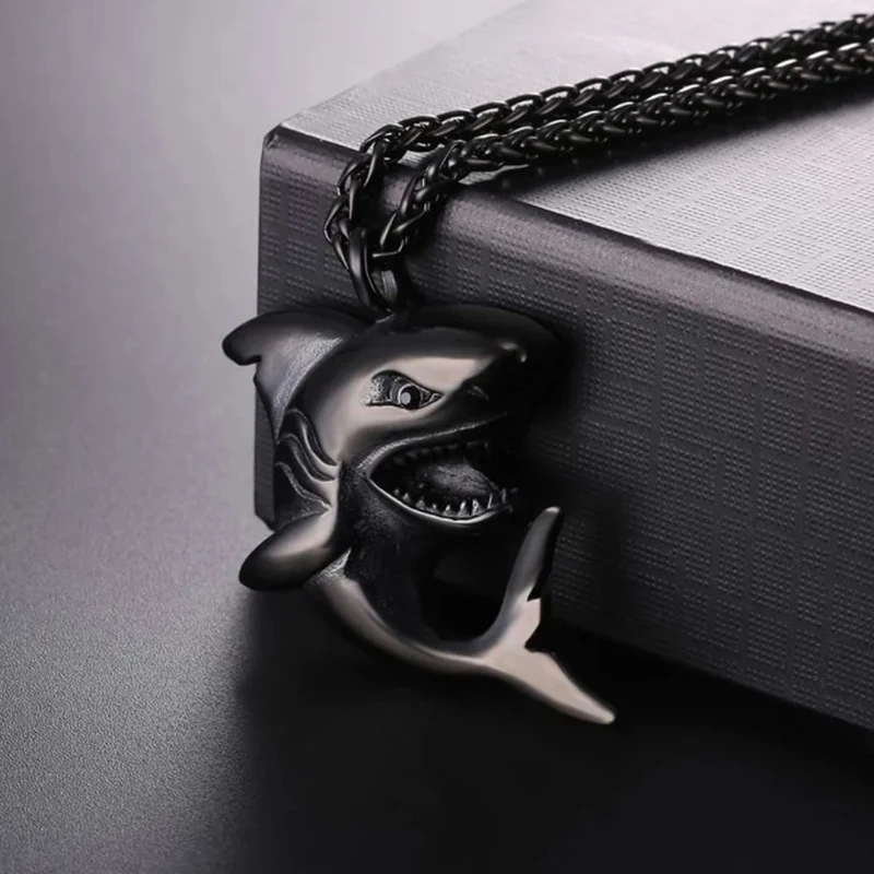 Collier Pendentif Requin Noir