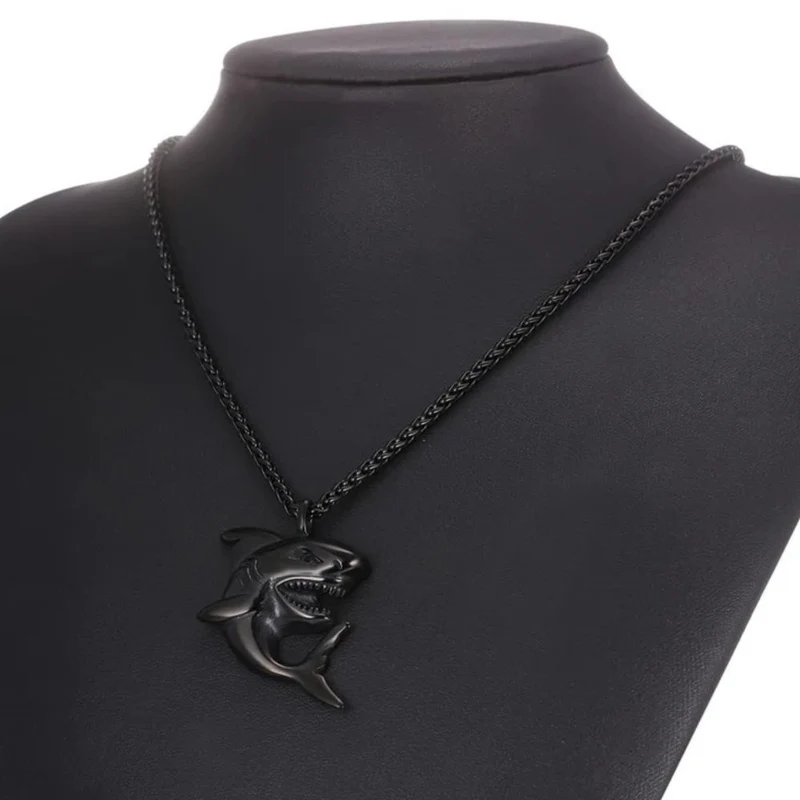 Collier Pendentif Requin Noir
