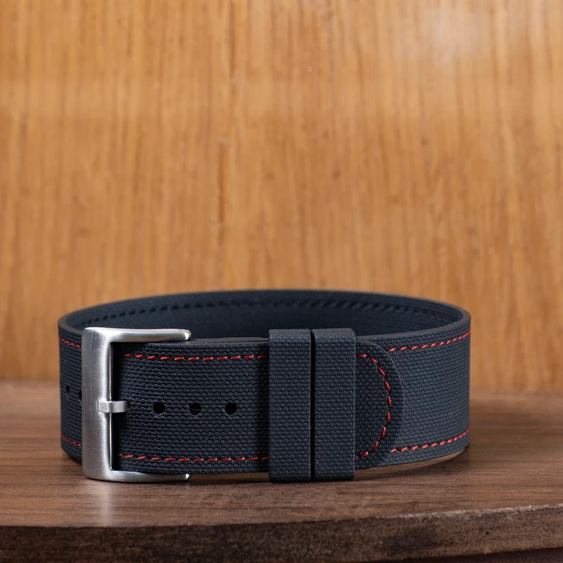 Bracelet une pièce fkm rubber Noir couture rouge