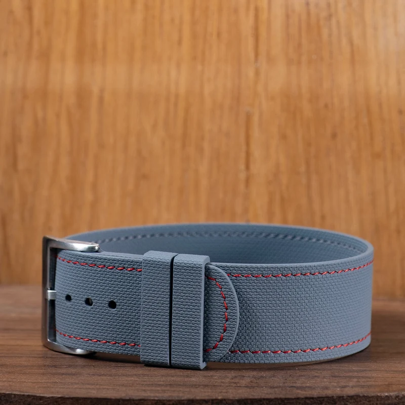 Bracelet une pièce fkm rubber gris couture rouge