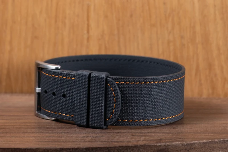 Bracelet une pièce fkm rubber Noir couture orange