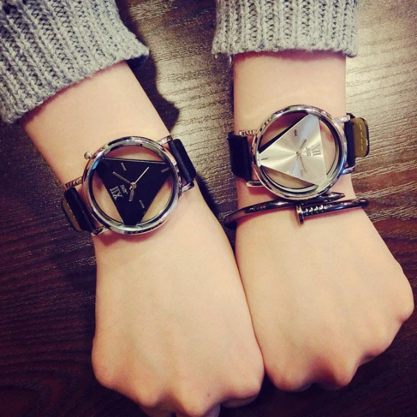 MONTRE TRIANGLE (2 COULEURS)