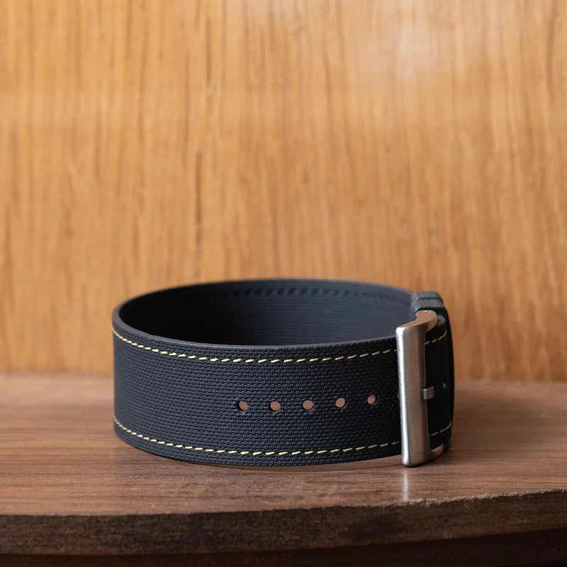 Bracelet une pièce fkm rubber noir couture jaune